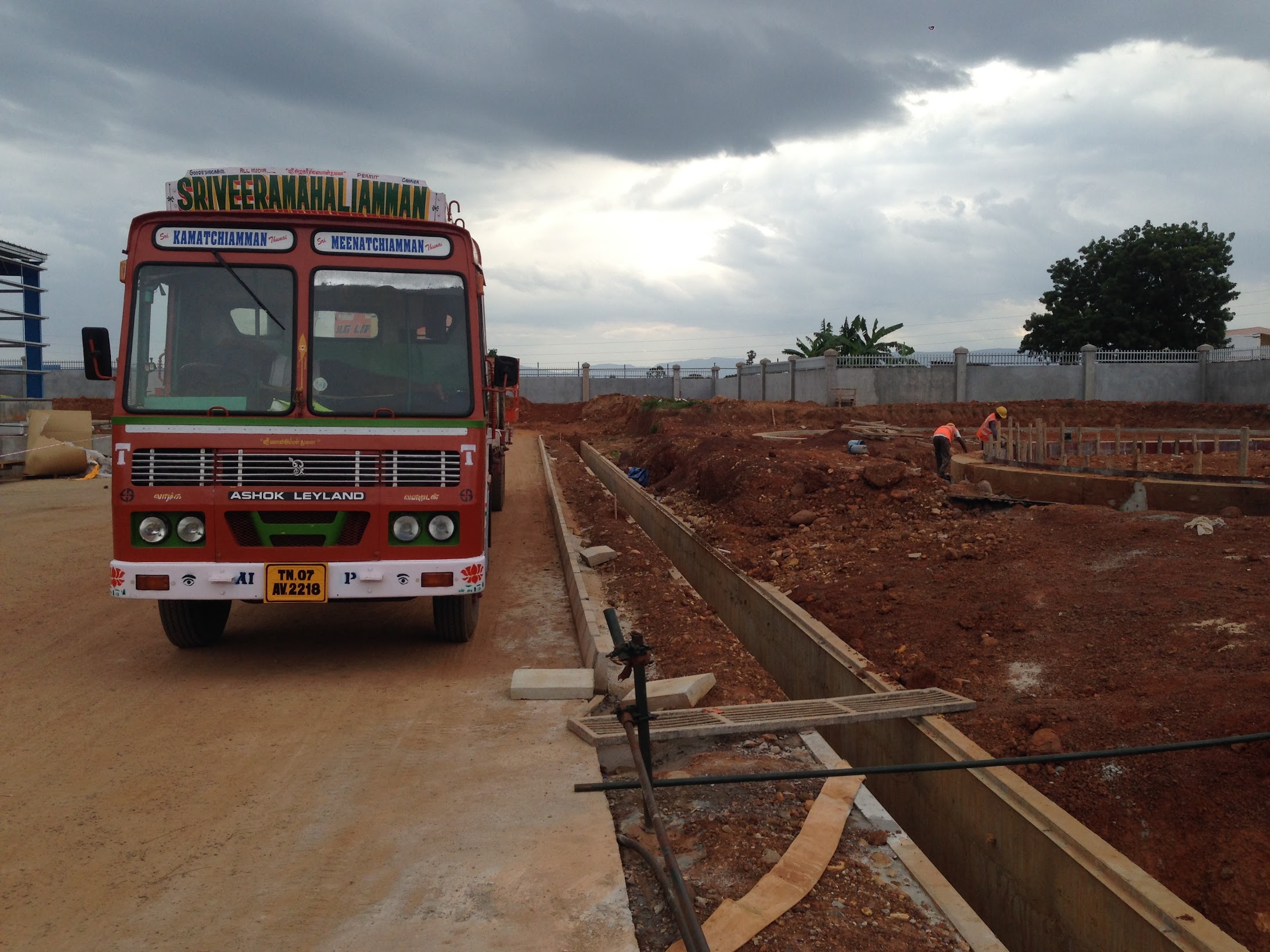 Juillet 2016, chantier coloré sur un site industriel dans la lointaine périphérie de Chennai (Madras). Vue d'une tranchée de drainage des eaux de pluie, dimensionnée pour éviter tout risque d'innondation du site pendant la mousson.